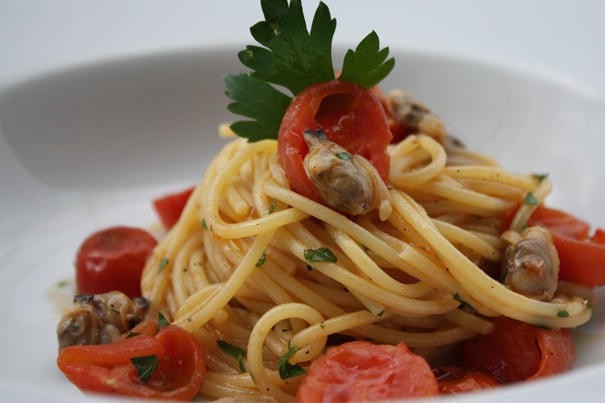 Spaghettoni con vongole e pachino